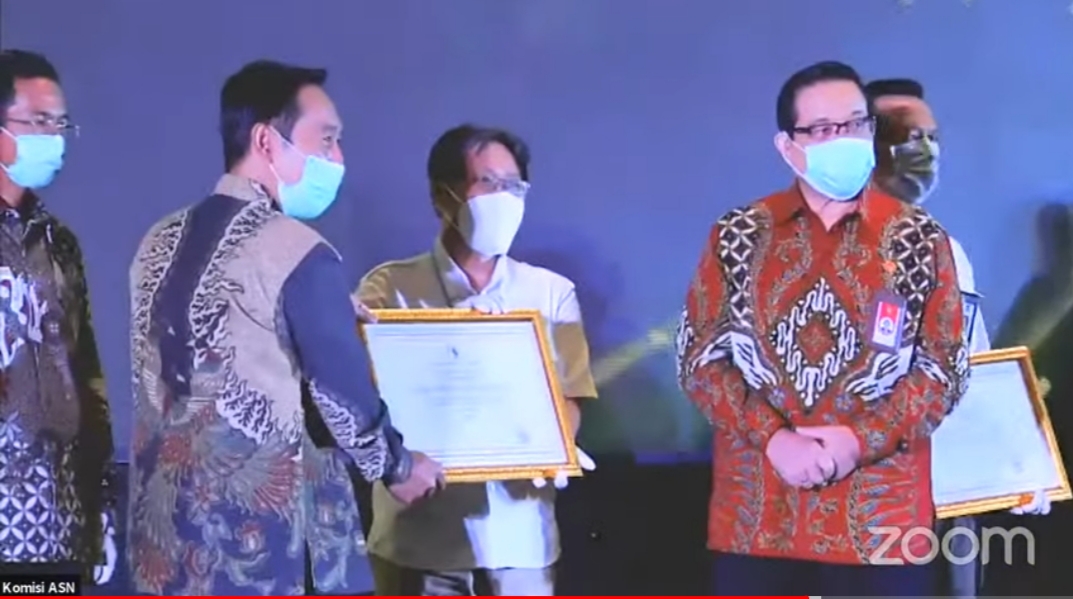  Kepala Sumber Daya Manusia dan Organisasi Batan, Sudi Ariyanto menerima penghargaan, Jumat (29/1).