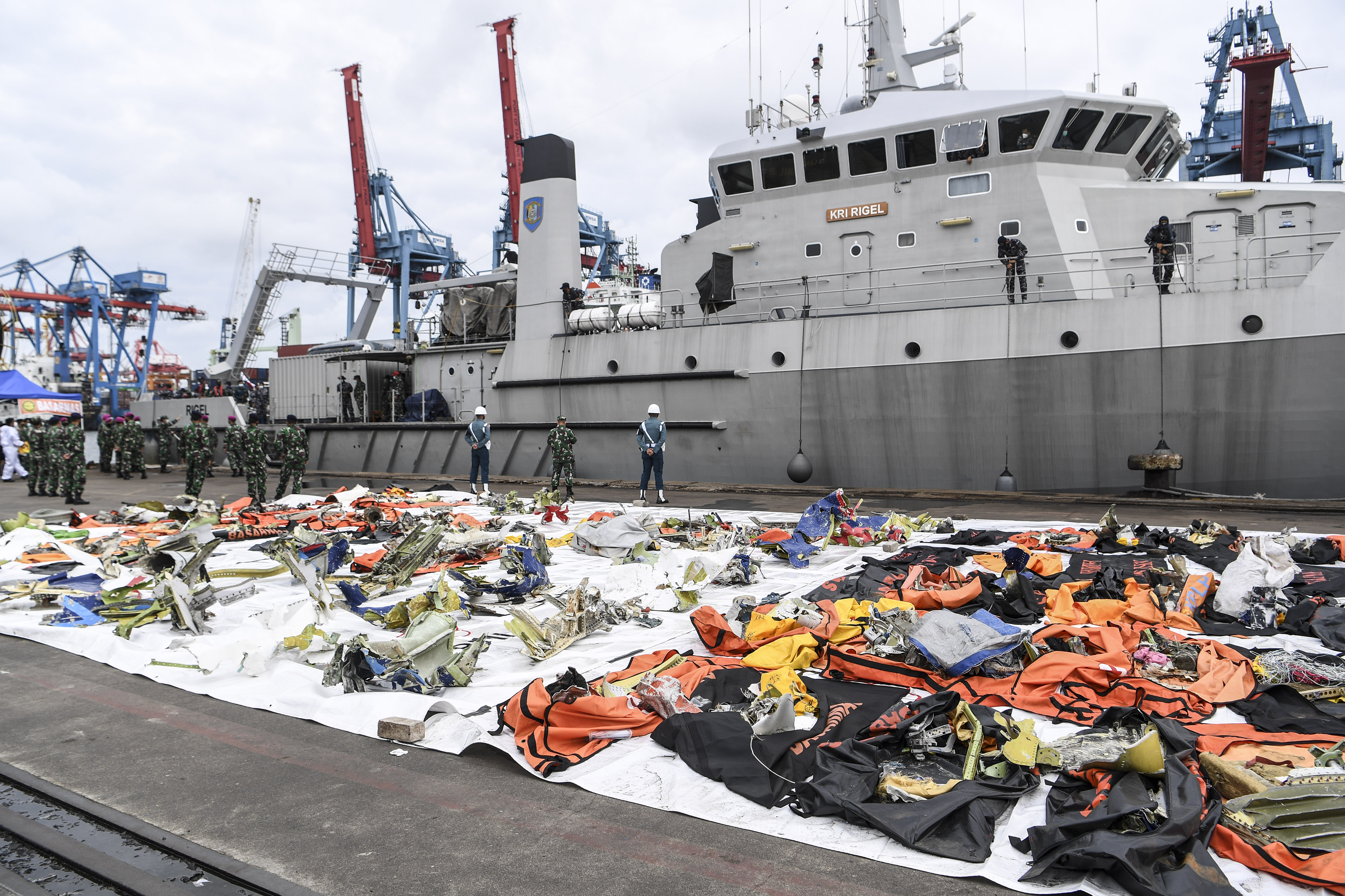 Operasi pencarian korban dan komponen pesawat Sriwijaya Air Sj 182