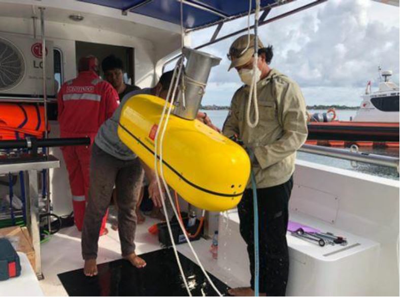 Kru kapal ARA bersiap menurunkan sub-bottom profiler.