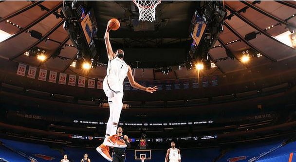 Bintang Brooklyn Nets Kevin Durant melesakkan bola dalam laga NBA melawan New York Knicks.