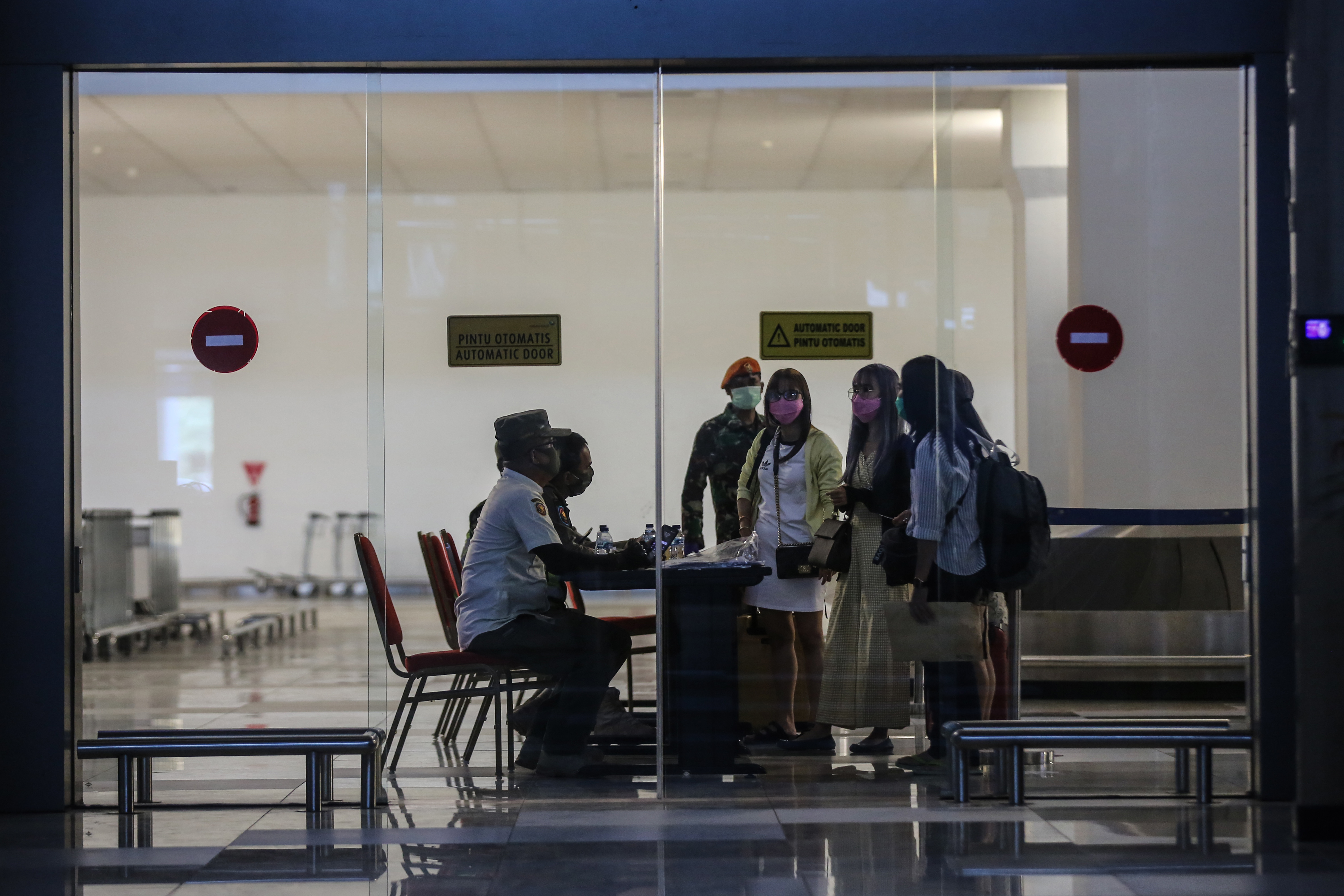 Penumpang pesawat baru mendarat dari Kualanamu, Sumatra Utara di Terminal 3 Bandara Soekarno Hatta, Tangerang, Rabu (27/5/2020).