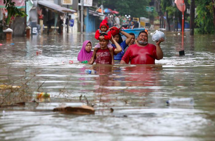Warga menyelamatkan diri saat banjir melanda kawasan Bendungan Hilir, Jakarta.  Sumber: https://mediaindonesia.com/megapolitan/292401/menter