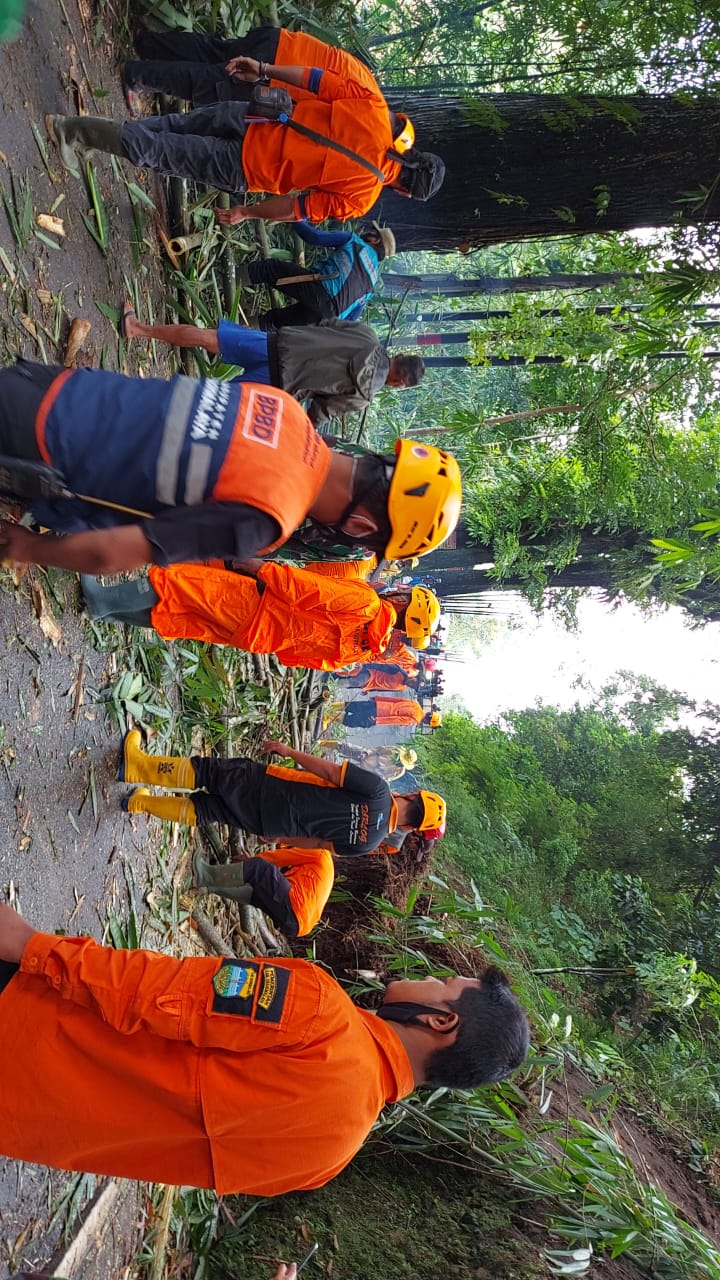  Material longsor menutup ruas badan jalan di Kampung Citengek, DesaKutawaringin, Kecamatan Salawu, Kabupaten Tasikmalaya. 