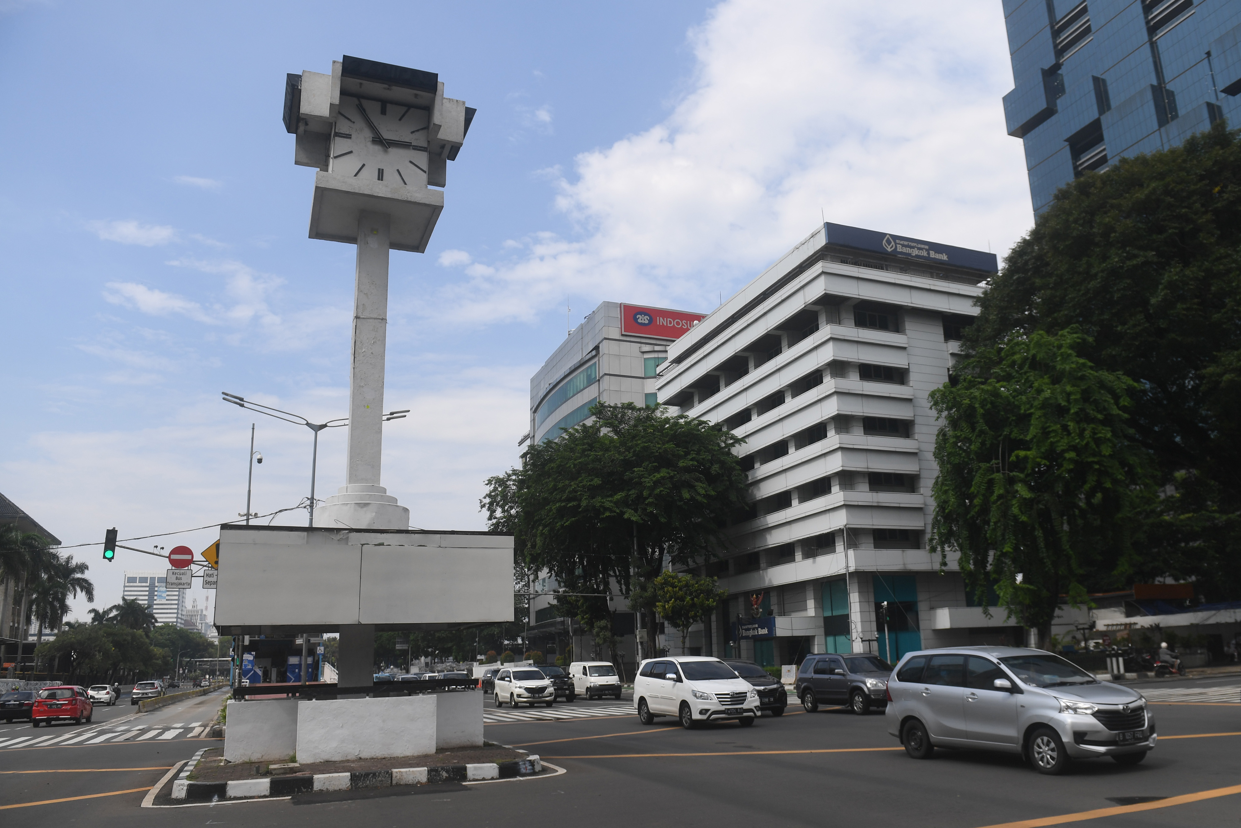 Sejumlah kendaraan melintasi Tugu Jam Thamrin di Kota Jakarta.