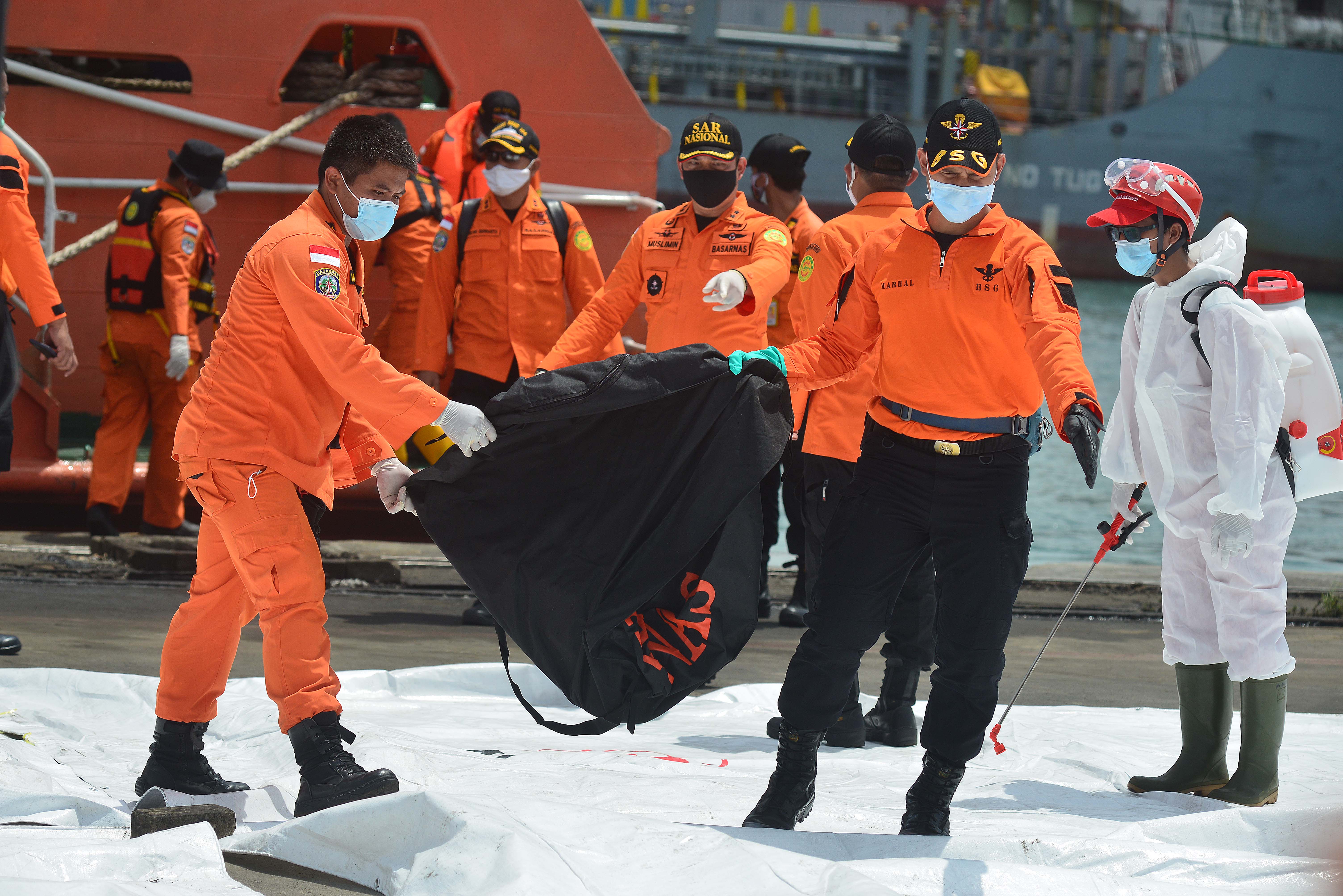 Petugas membawa kantong berisi korban pesawat Sriwijaya Air SJ 182