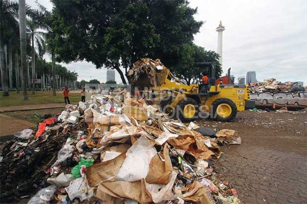 Tumpukan sampah usai perayaan Tahun Baru di sekitar Monas, Jakarta, tahun sebelumnya.  