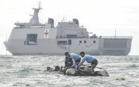 Prajurit Satkopaska Armada 1 melakukan operasi pencarian penumpang dan puing pesawat Sriwijaya Air SJ182 di Kepulauan Seribu, Jakarta.