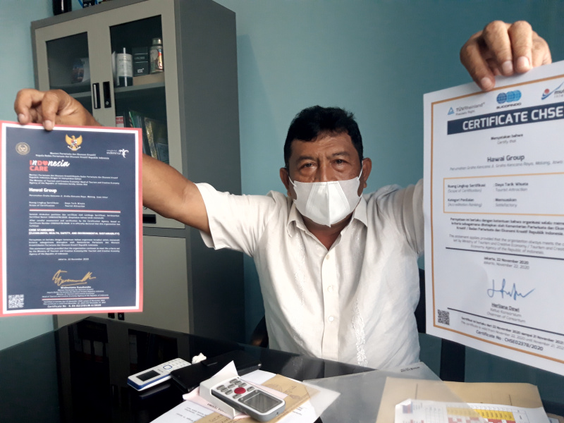 ILUSTRASI Direktur Utama Hawai Group Malang, Jawa Timur, Bambang Judo Utomo menunjukkan sudah mengantongi sertifikasi CHSE