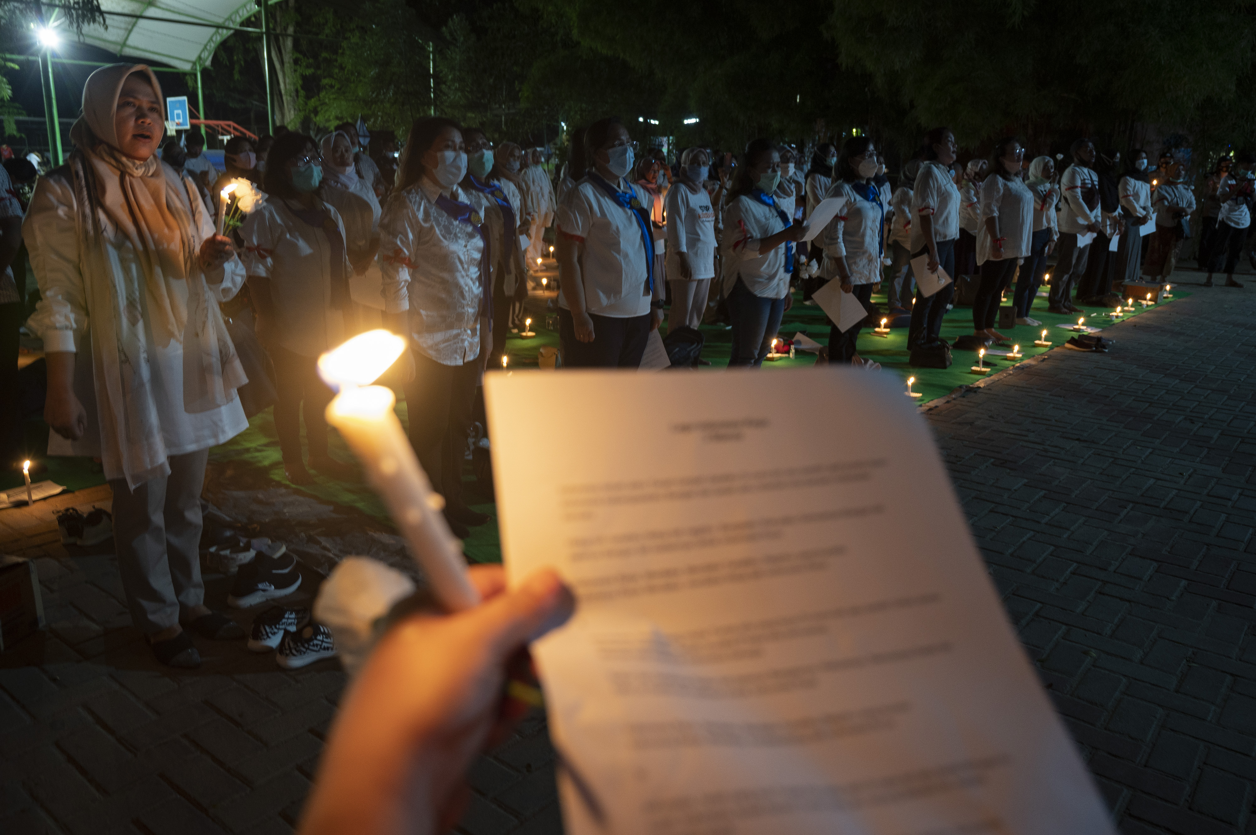 Sejumlah warga berdoa bersama pada Doa Damai Lintas Iman di Taman GOR, Palu, Sulawesi Tengah, Rabu (2/12/2020) malam