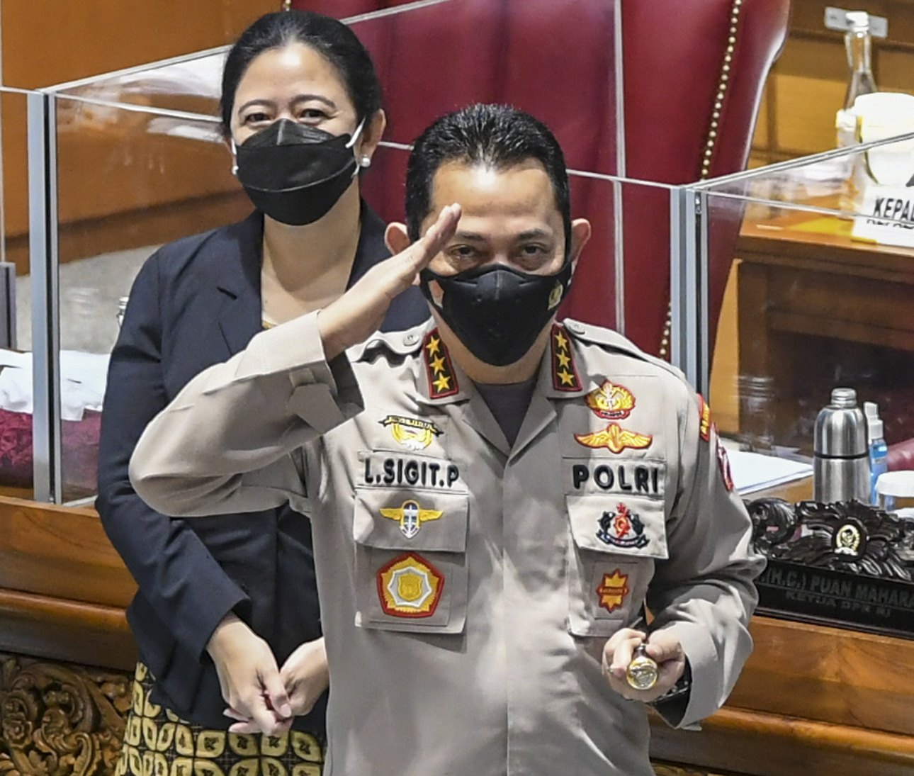 Calon Kapolri Komjen Pol Listyo Sigit Prabowo (kiri)