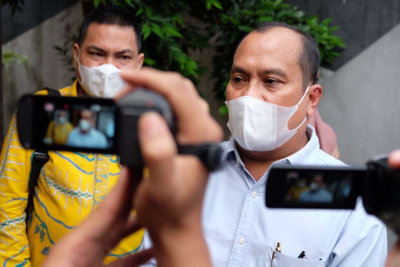 Juru Bicara Rektor Terpilih USU Muryanto Amin, Edi Ikhsan (kanan).