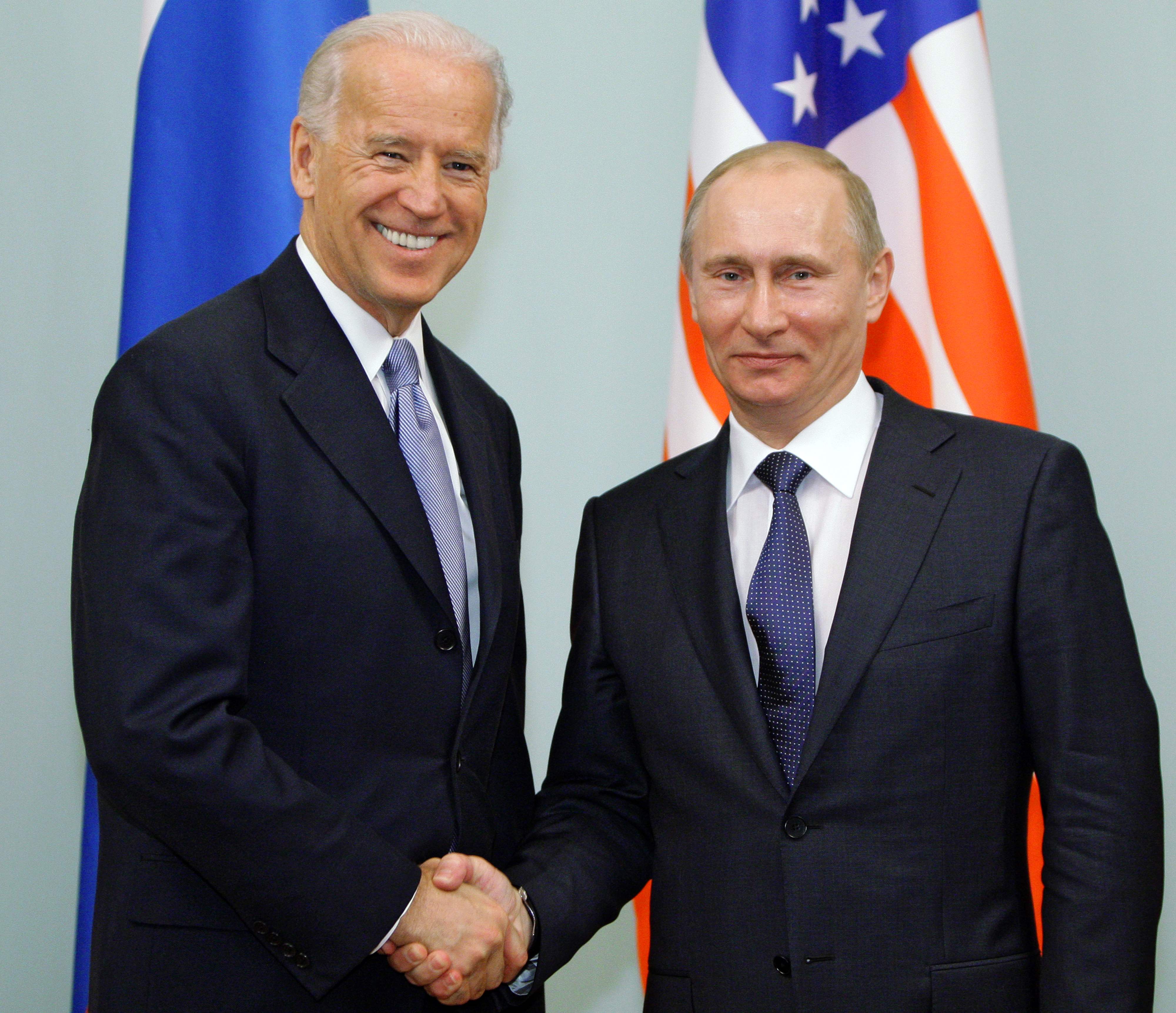 Foto yang diambil pada 10 Maret 2011 itu menampilkan Joe Biden, kala itu Wapres AS, berjabat tangan dengan Presiden Rusia Vladimir Putin.