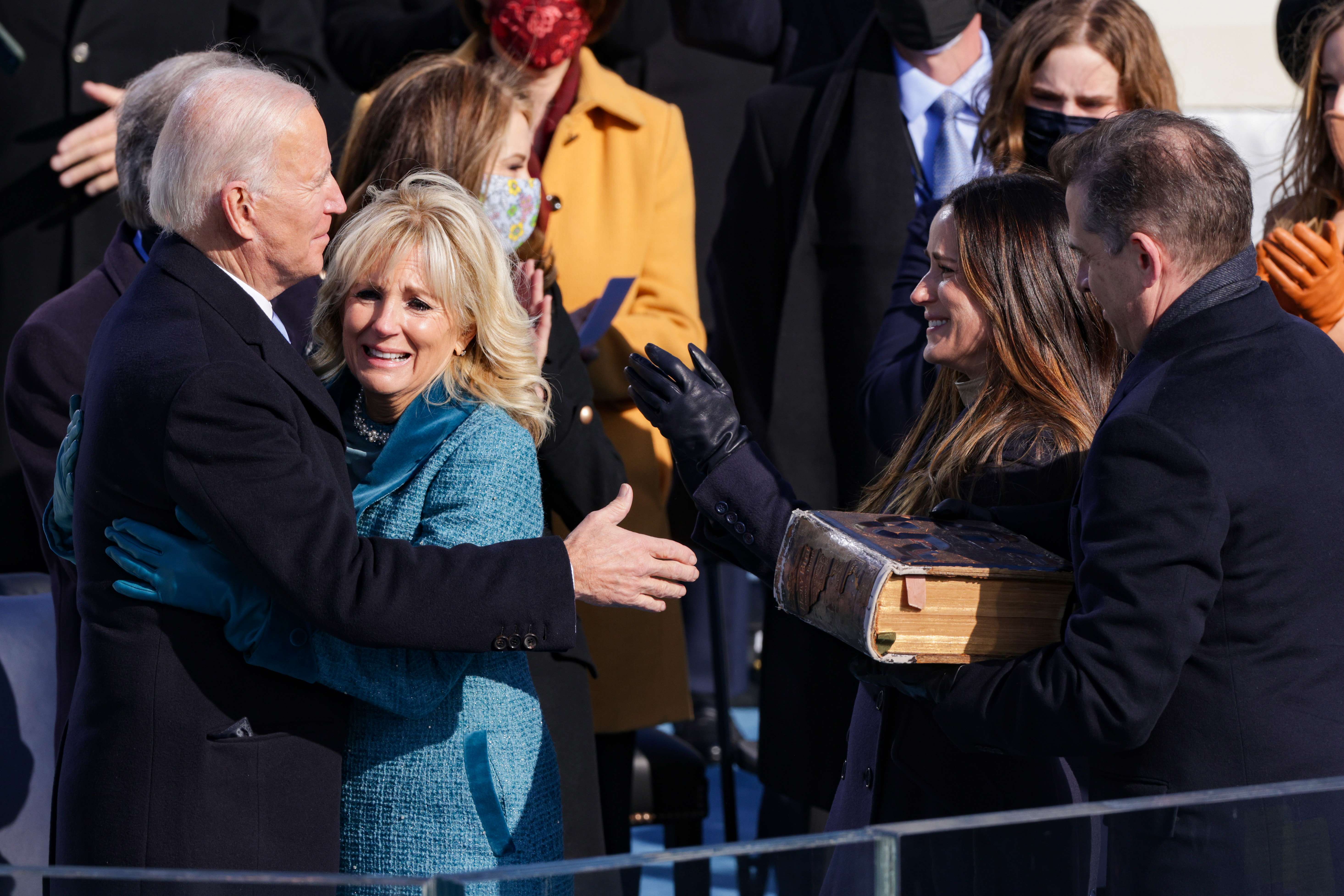 Joe Biden memeluk istrinya Jill Biden dan disaksikan anak-anaknya usai pelantikannya sebagai Presiden AS, Rabu (20/1/2021).