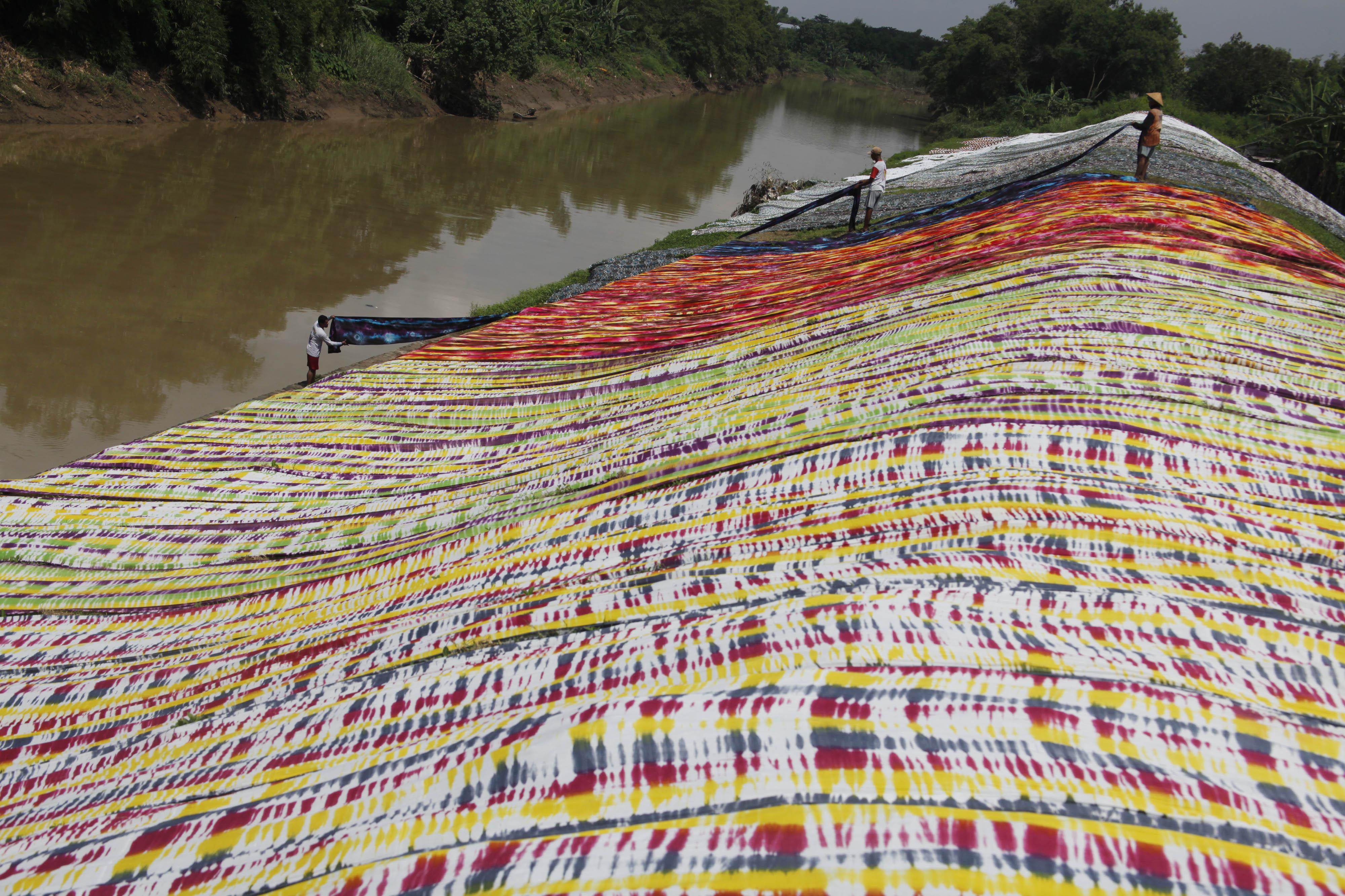 Pekerja menjemur kain pantai seusai proses pewarnaan di Desa Krajan, Sukoharjo, Jawa Tengah.