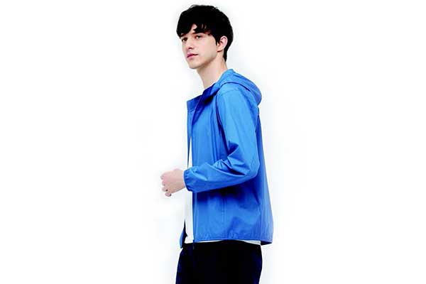 Jaket parka itu cocok digunakan oleh segala usia, baik pria maupun wanita.