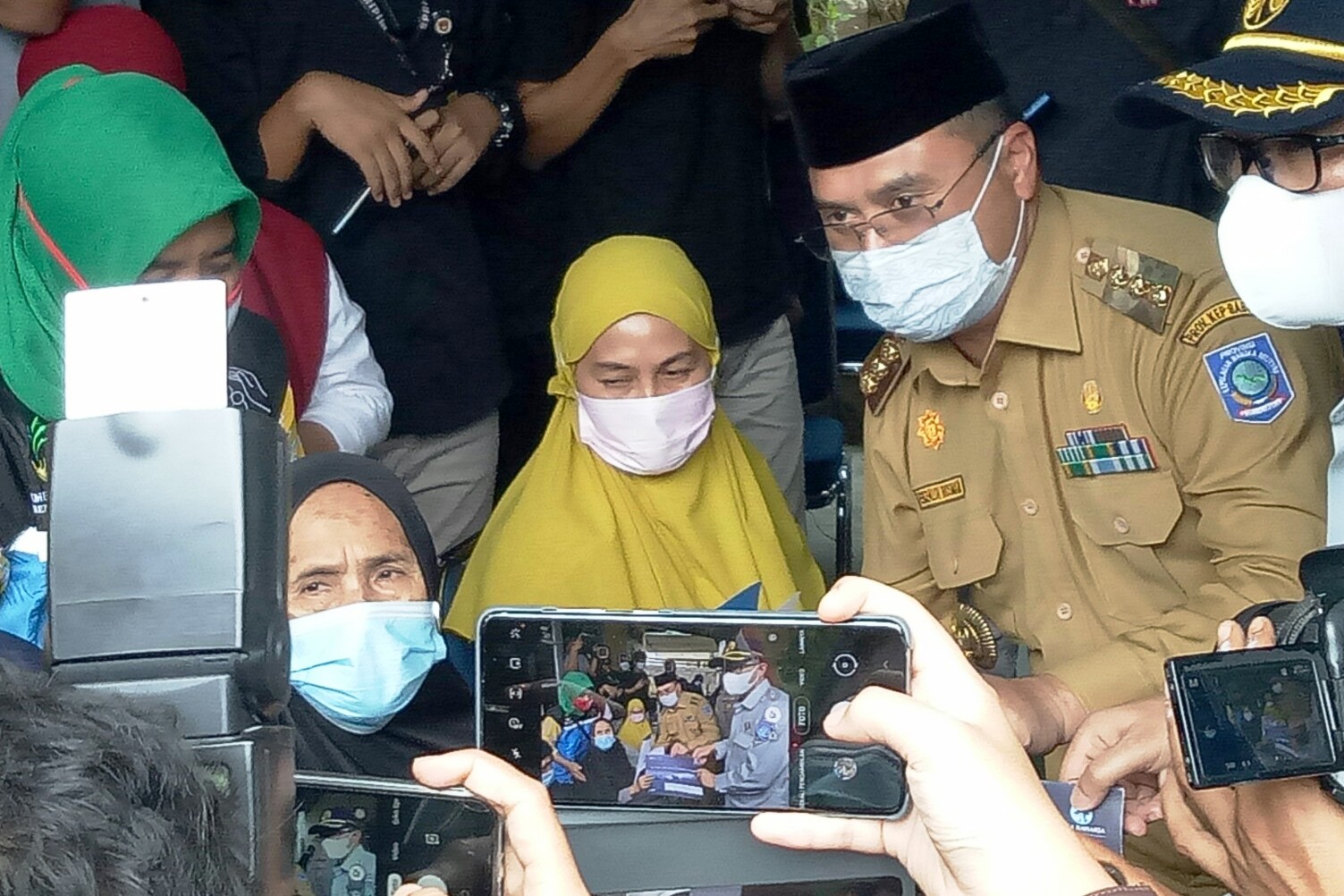 Gubernur Babel Erzaldi Rosman menyerahkan santunan Jasa Raharja kepada ahli waris korban jatuhnya Sriwijaya Sir SJ-182 asal Pangkalpinang.