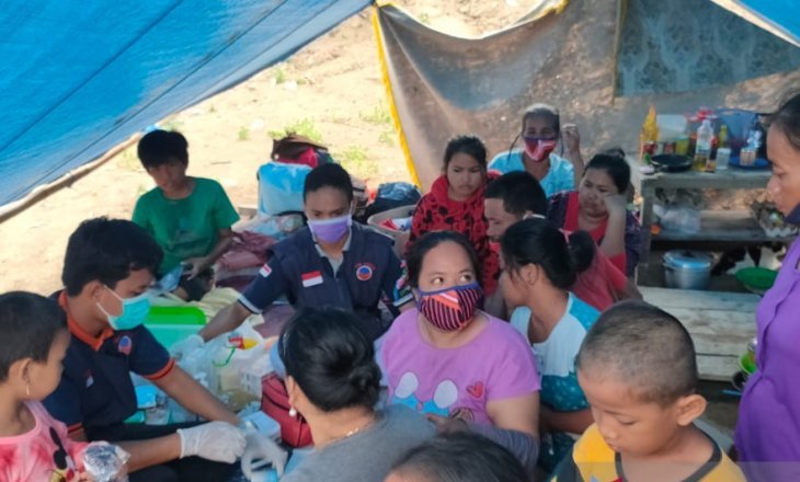 Tim media Partai NasDem Sulteng memberikan pelayanan kesehatan kepada penyintas gempa di Mamuju, Sulawesi Barat.