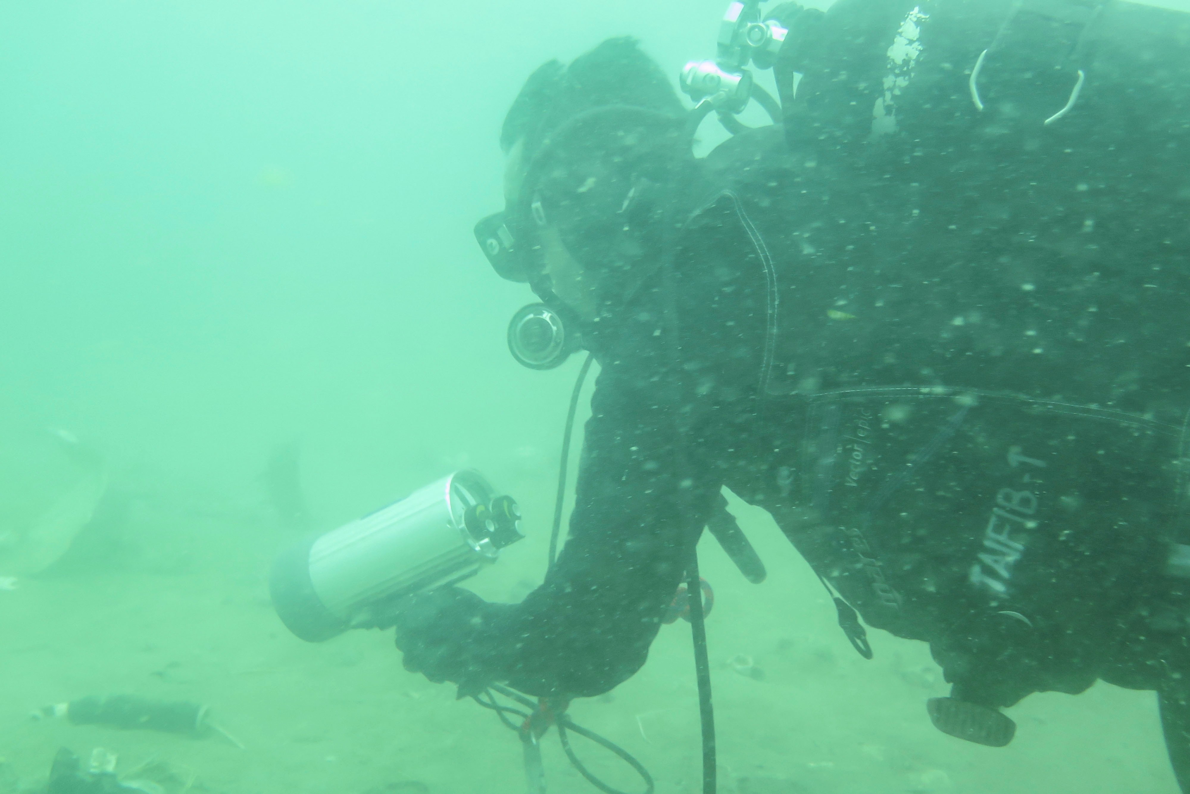 Prajurit Batalyon Intai Amfibi 1 Korps Marinir TNI AL melakukan operasi pencarian korban dan puing pesawat Sriwijaya Air, Selasa (12/1).