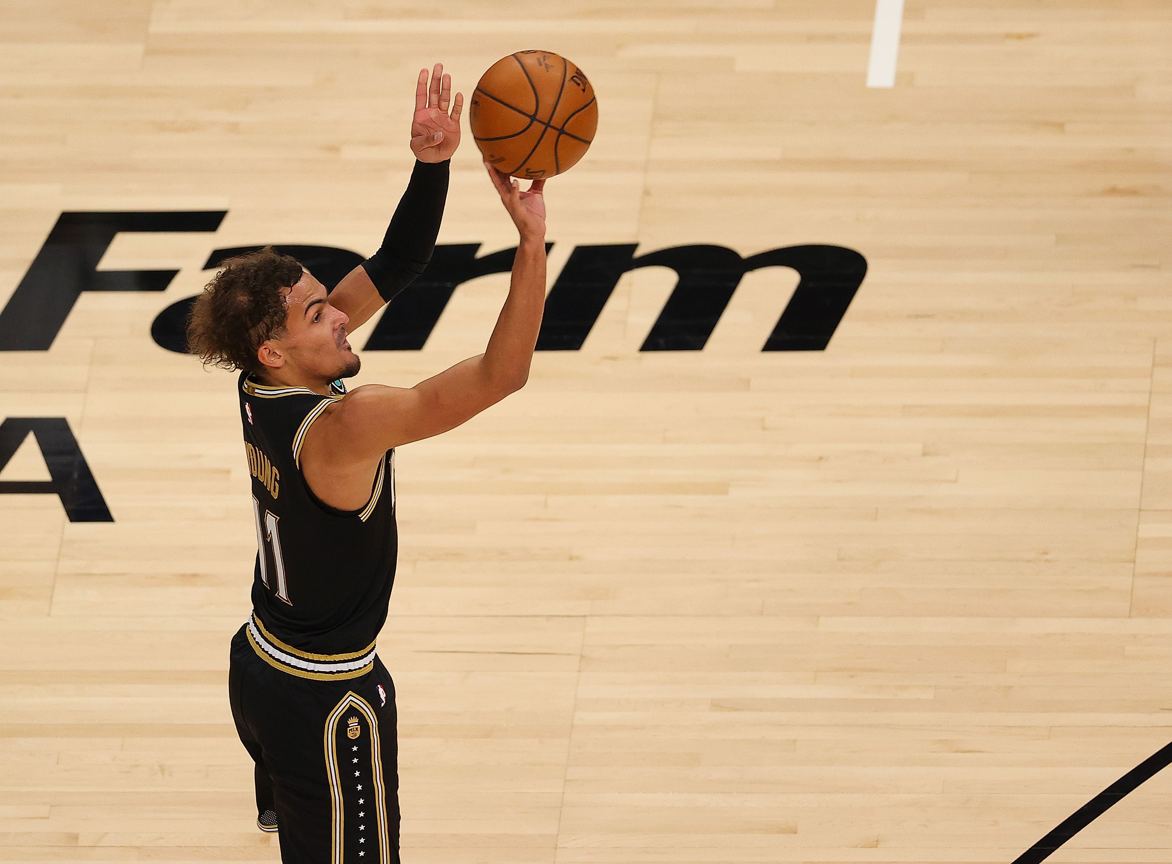 Trae Young dari Atlanta Hawks melakukan tembakan three-point saat timnya melawan Los Angeles Clippers.
