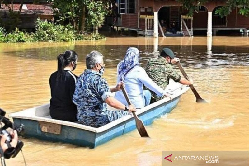 Raja Malaysia Al Sultan Abdullah Ri’ayatuddin Al-Mustafa Billah Shah dan permaisuri meninjau lokasi banjir, Kamis (14/1).