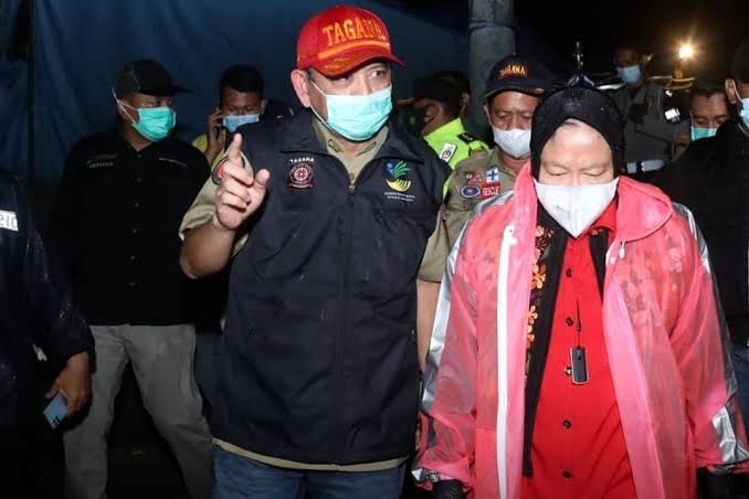 Menteri Sosial Tri Rismaharini (kanan) saat melakukan blusukan.