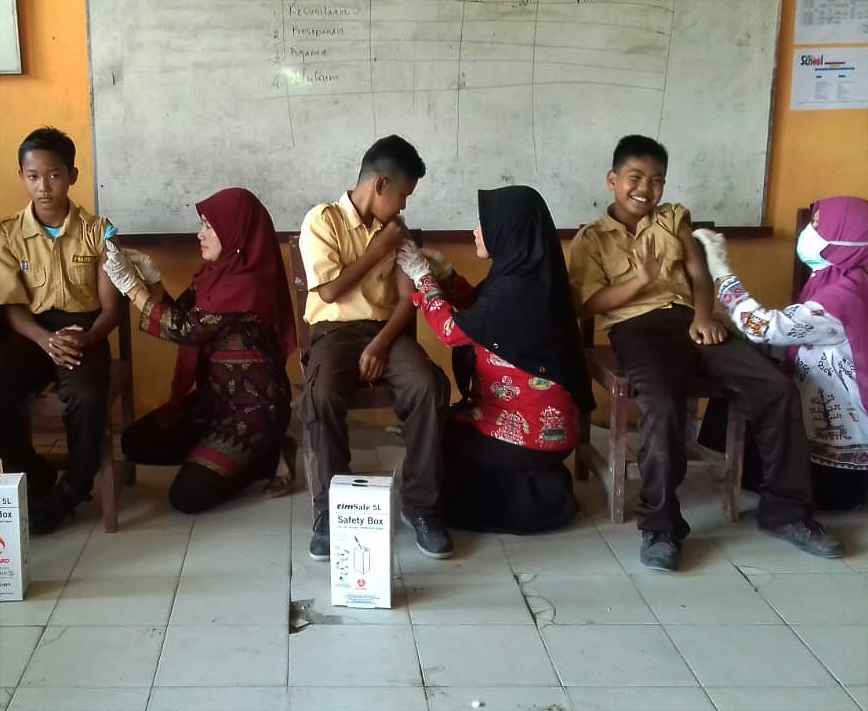 Sejumlah siswa di Kabupaten Kapuas mendapat vaksinasi campak sebelum pandemi covid-19