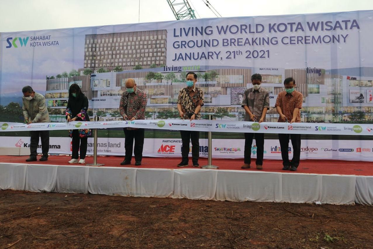Jajaran direksi PT Sahabat Kota Wisata telah menggelar acara groundbreaking pembangunan Living World di Kota Wisata Cibubur, Kamis (21/1).