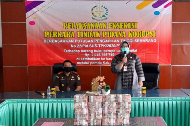 Bupati Sragen Kusdinar Untung Yuni Sukowati (berdiri) menerima dana penggantian kerugian negara kasus korupsi di RS Sragen.