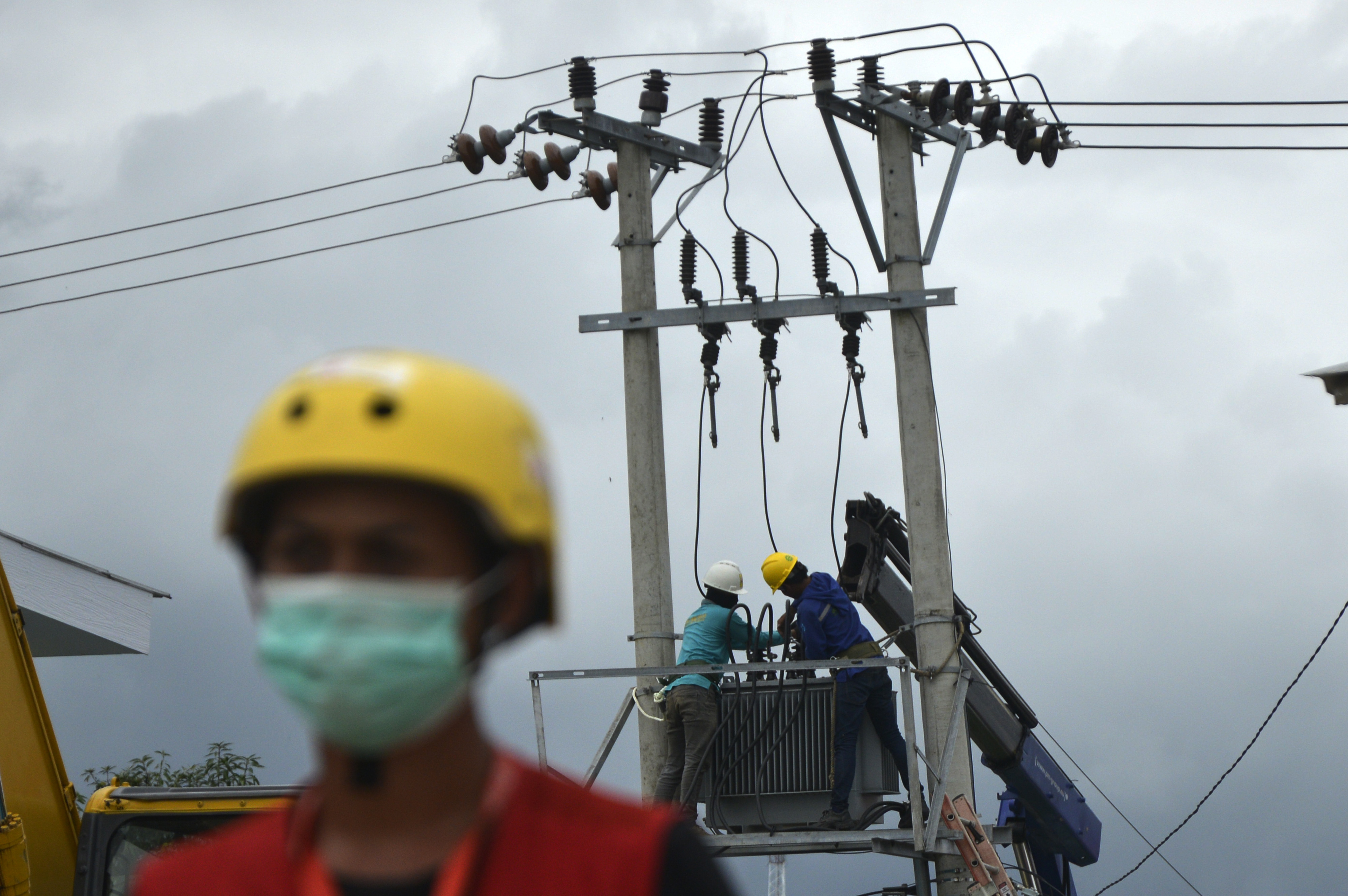 Ilustrasi petugas PLN saat memperbaiki jaringan listrik.