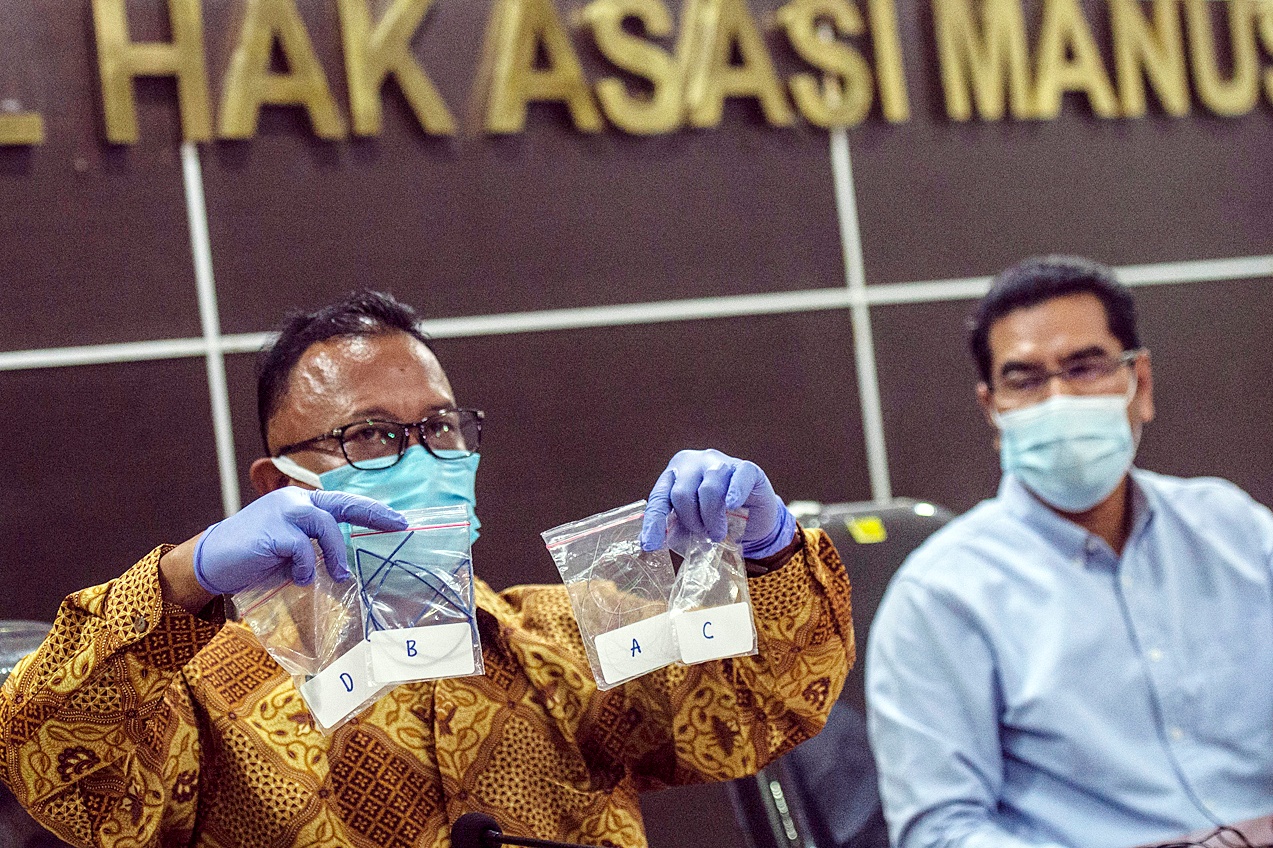 Komisioner Komnas HAM Mohammad Choirul Anam (kiri) menunjukkan barang bukti berupa bagian CCTV, beberapa waktu lalu. 