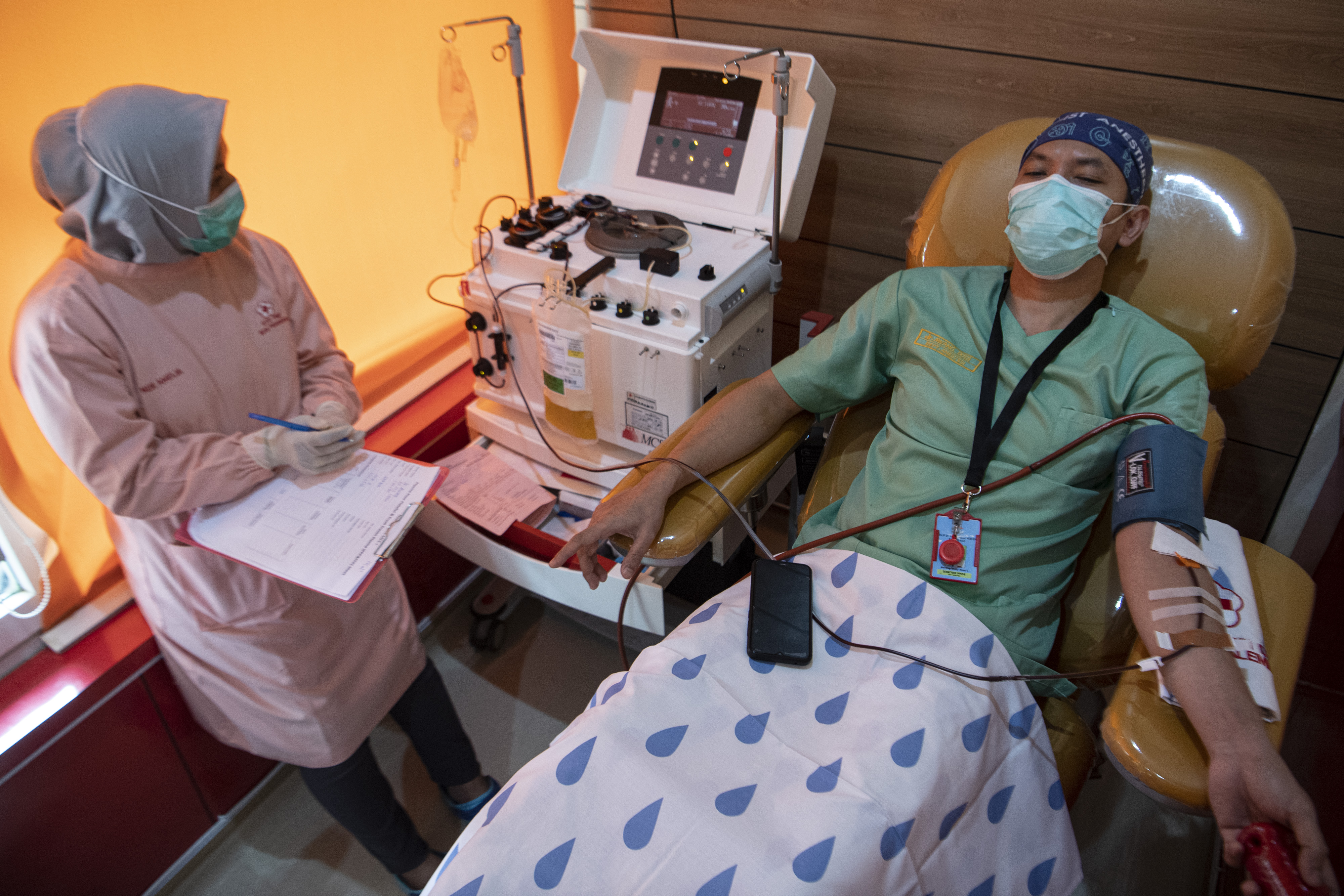 Pasien sembuh covid-19 mendonorkan plasma konvalesen di Unit Tranfusi Darah (UTD) PMI Palembang, Sumatra Selatan.