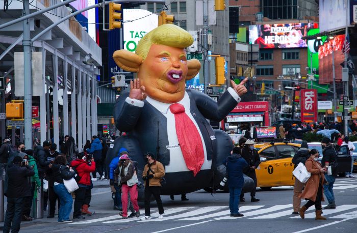 Demonstran membawa balon Presiden AS Donald Trump dalam citra Tikus di Times Square, New York.    