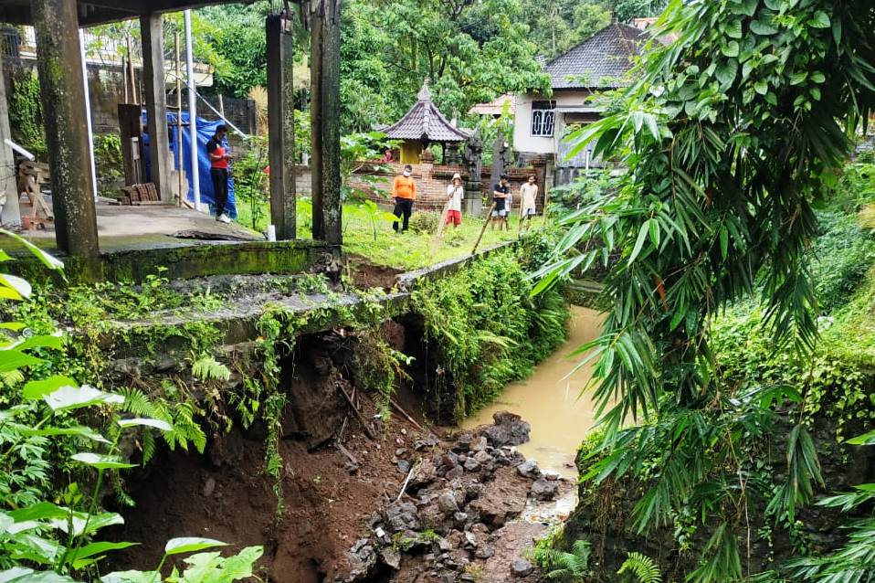 Tanah Longsor dan Pohon Tumbang masih Terjadi di Badung, Bali
