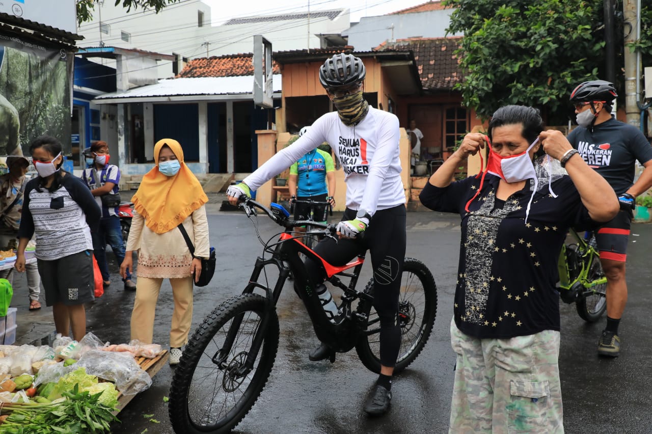 Gubernur Jawa Tengah saat sidak di pasar kaget Kota Semarang saat pelaksaan pembatasan kegiatan masyarakat.