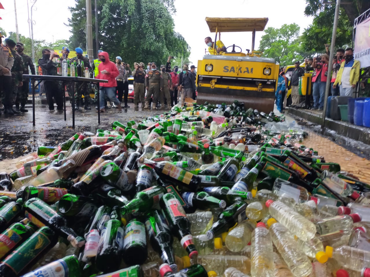 POLRESTA Tasikmalaya melakukan pemusnahan ribuan botol minuman keras dan ratusan petasan di Taman Kota Tasikmalaya, Kamis (31/12/2020).