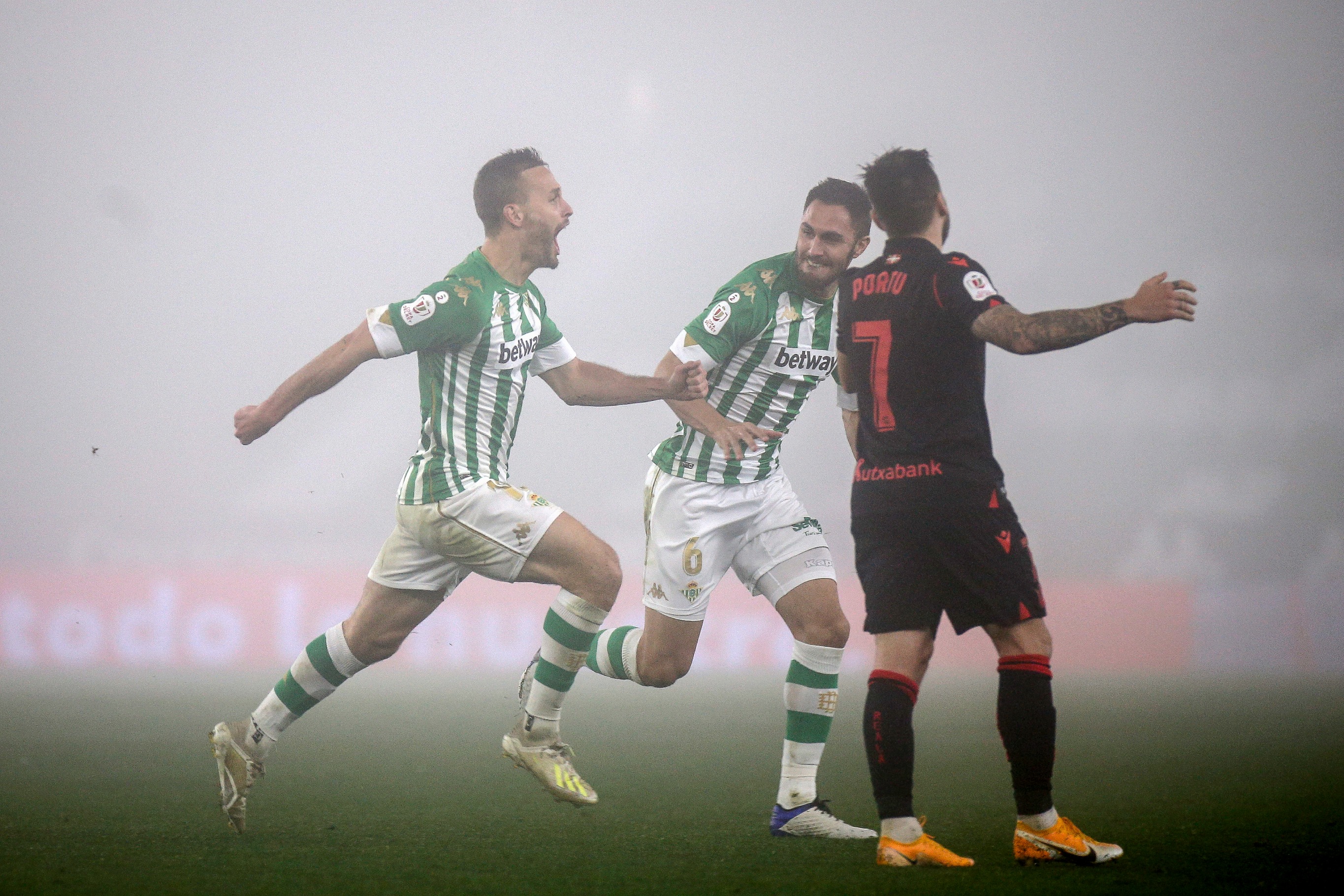 Pemain Real Betis melakukan selebrasi usai mencetak gol ke gawang Real Sociedad di laga Copa del Rey.