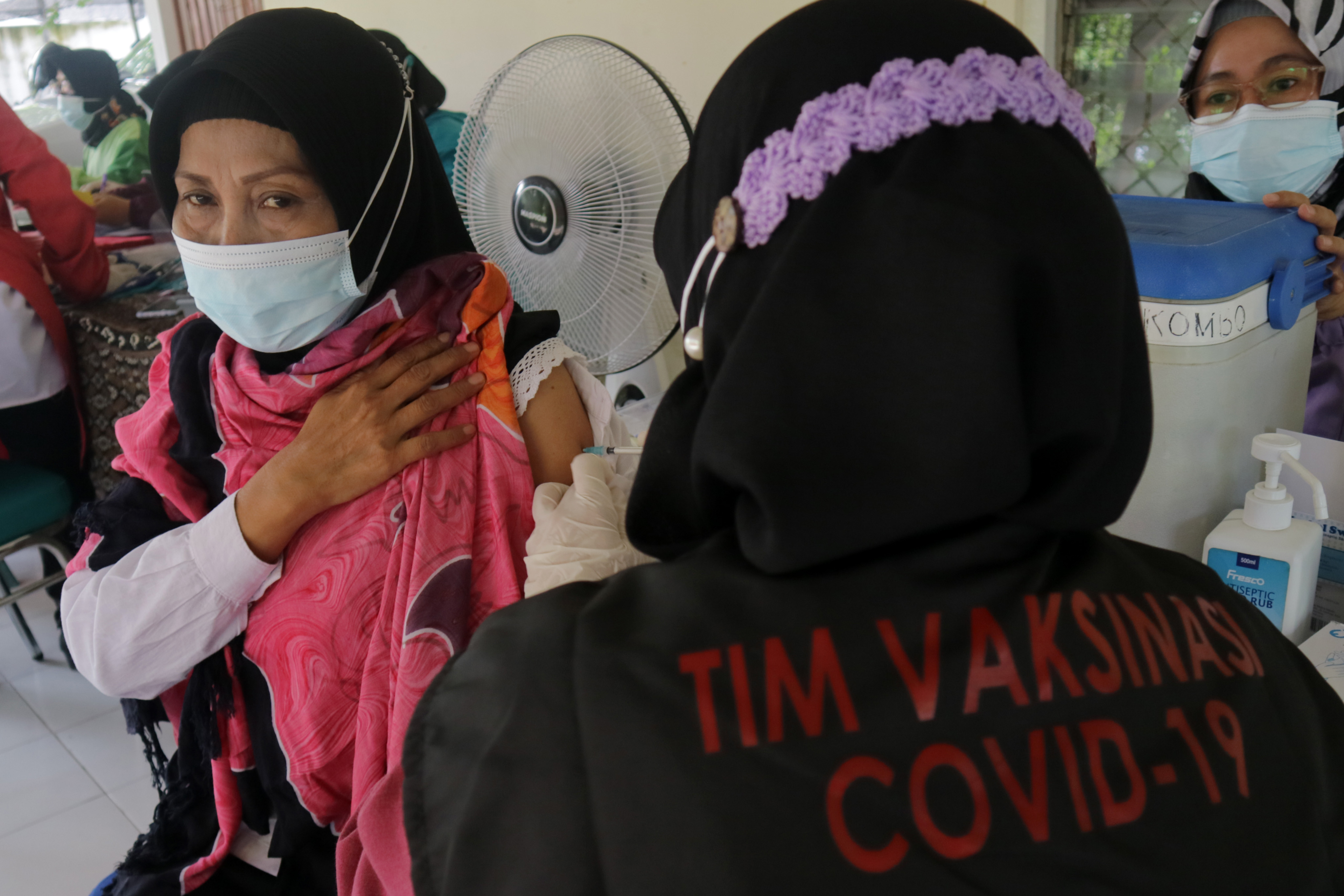 Tenaga kesehatan (nakes) disuntik vaksin covid-19 di Puskesmas Jelakombo Kabupaten Jombang, Jawa Timur.