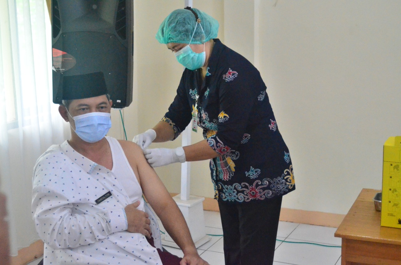 Sekda Kalteng Fahrizal Fitri, disuntik vaksin covid untuk kedua kalinya, Kamis (28/1/2021)