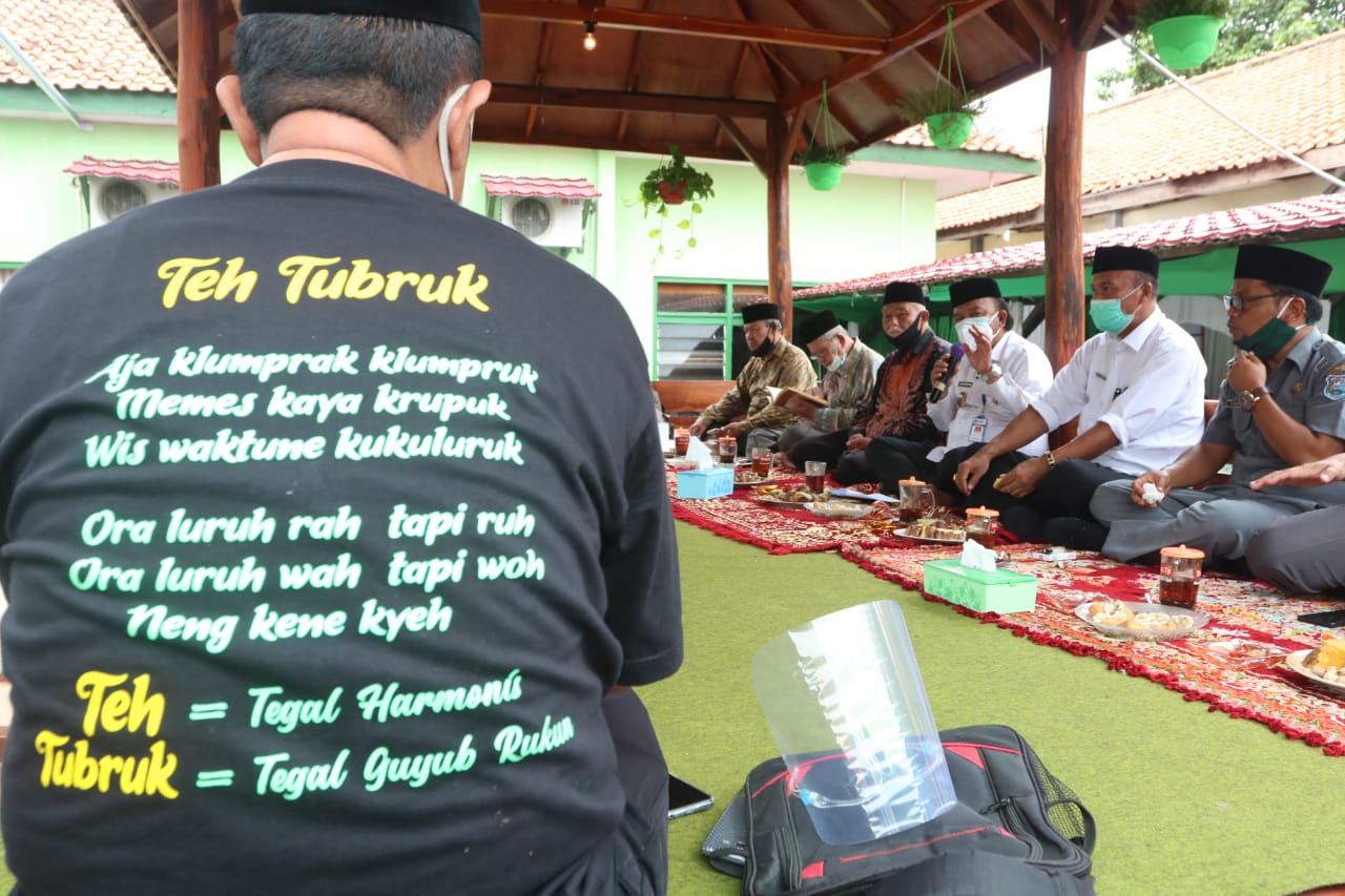 Program Ngombe Teh Tubruk atau Minum Teh Tubruk digelar di Kota Tegal untuk menjaga kerukunan umat beragama