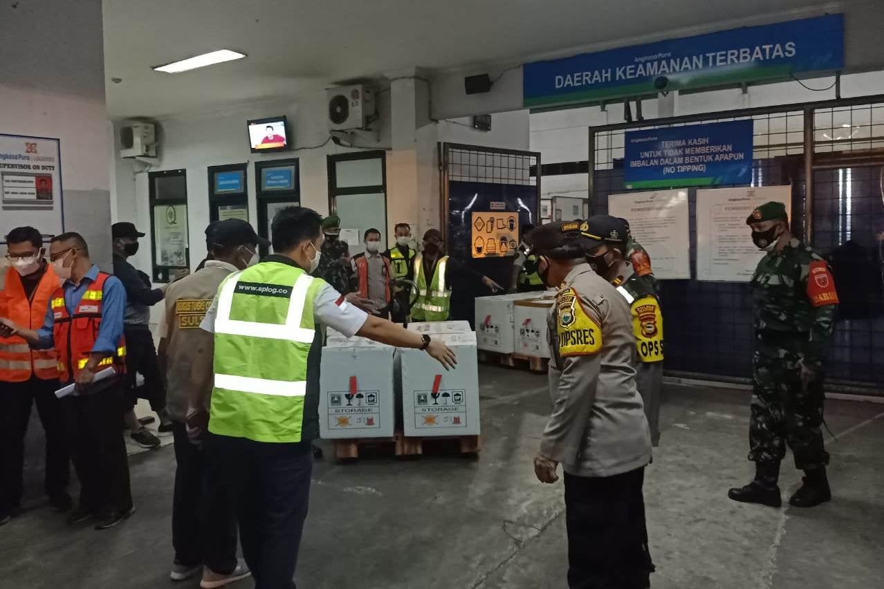 Polisi dan TNI mengawal 16 koli vaksin covid-19 dari Bio Farma untuk Sulawesi Selatan, Selasa (5/1).