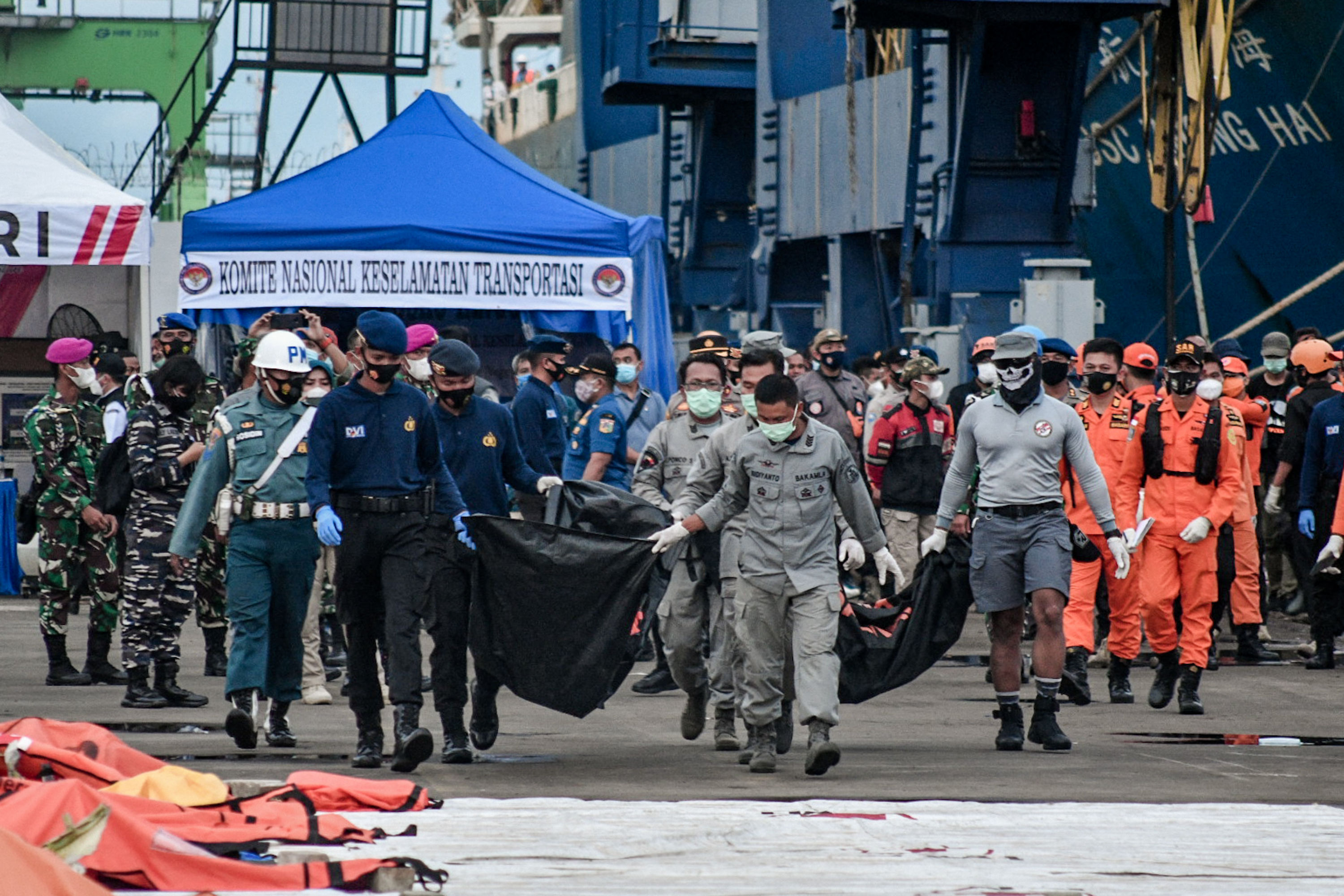 Suasana proses evakuasi puing pesawat Sriwijaya Air SJ-182 pada hari ke-5 di Dermaga JICT 2, Tanjung Priok, Jakarta Utara, Rabu (13/1).