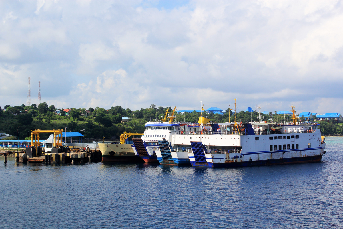 Sejumlah armada milik PT ASDP Indonesia Fery Cabang Kupang sandar di dermaga Pelabuhan Bolok karena cuaca buruk.
