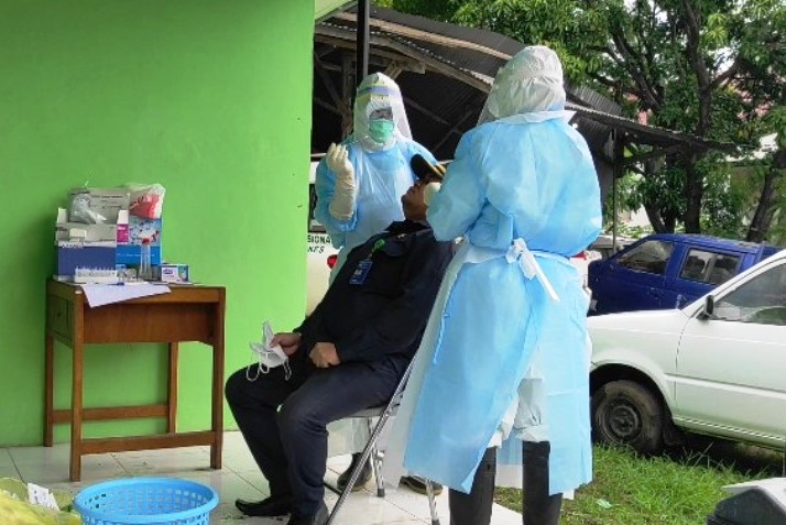  Ketua Pengadilan Maumere Johnicol Richard Frans Sine sedang menjalani rapid test antigen di Laboratium Dinkes Kabupaten Sikka, NTT.