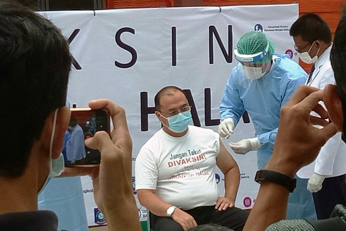 Gubernur Babel Erzaldi Rosman sedang divaksinasi covid.