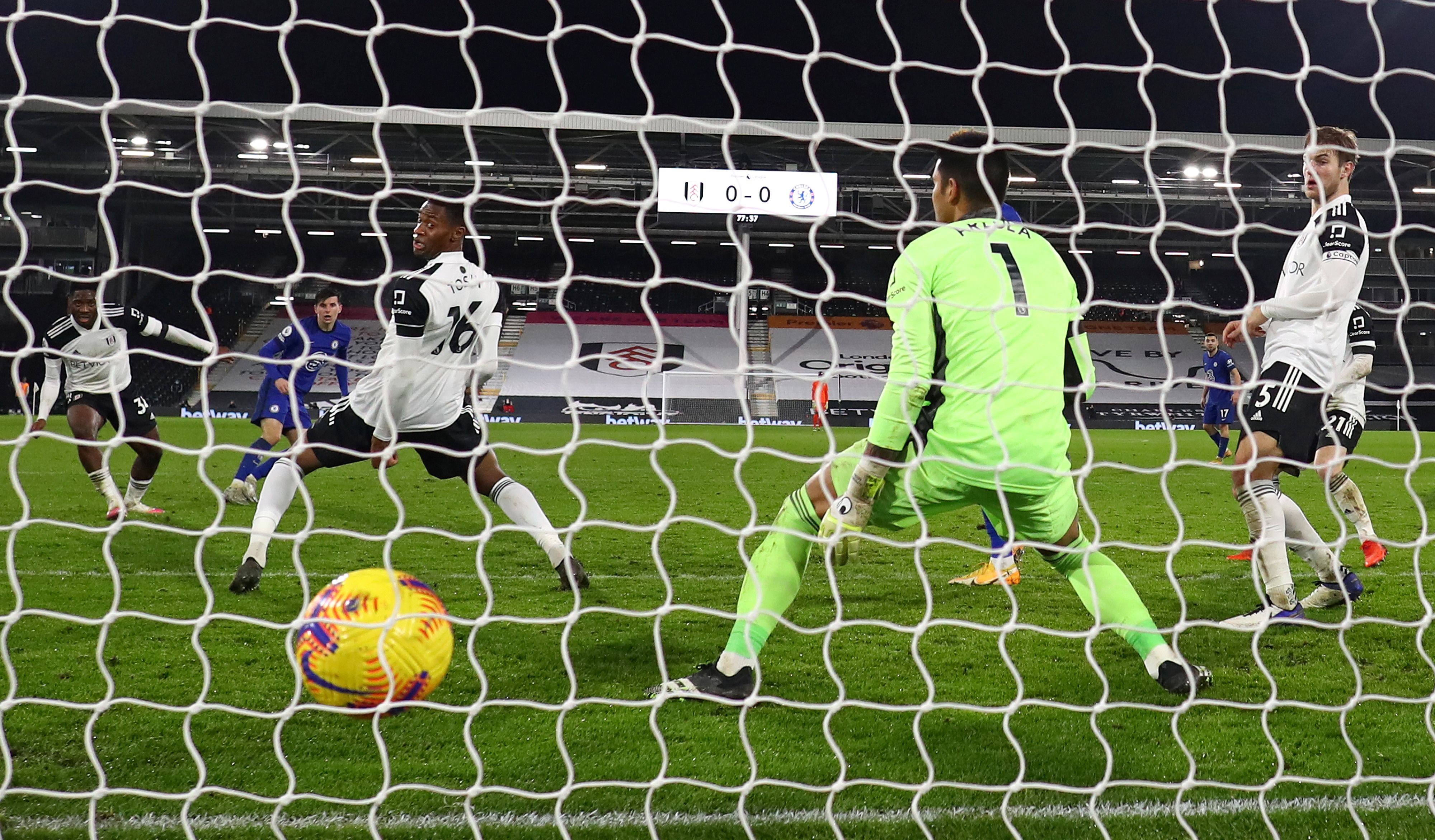 Penjaga gawang Fulham, Alphonse Areola, tak mampu membendung tendangan gelandang Chelsea, Mason Mount.