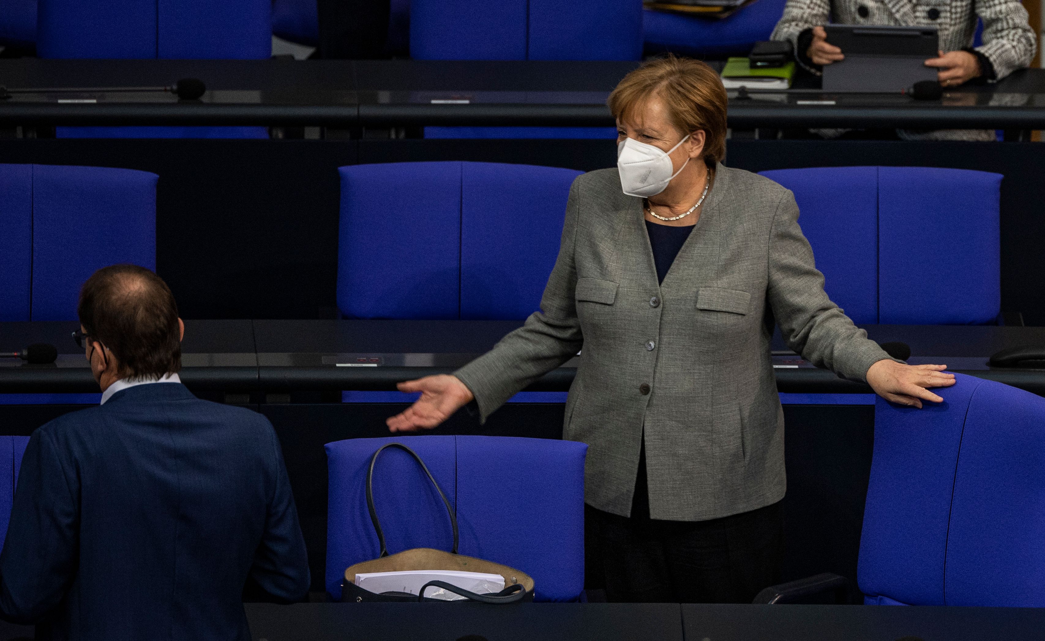 Kanselir Jerman Angela Merkel mengenakan masker di pertemuan CDU.