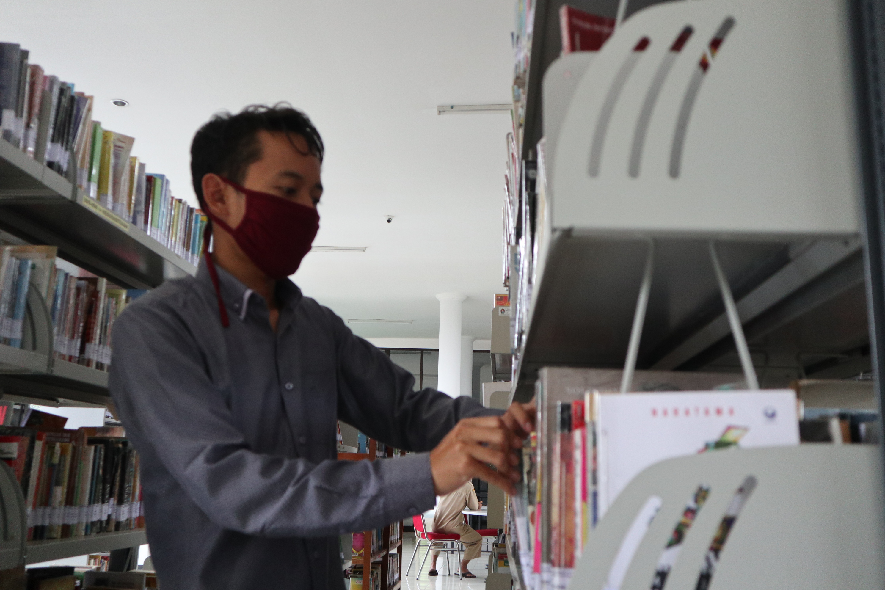 Seorang petugas Perpustakaan Daerah Temanggung tengah membenahi buku-buku koleksi