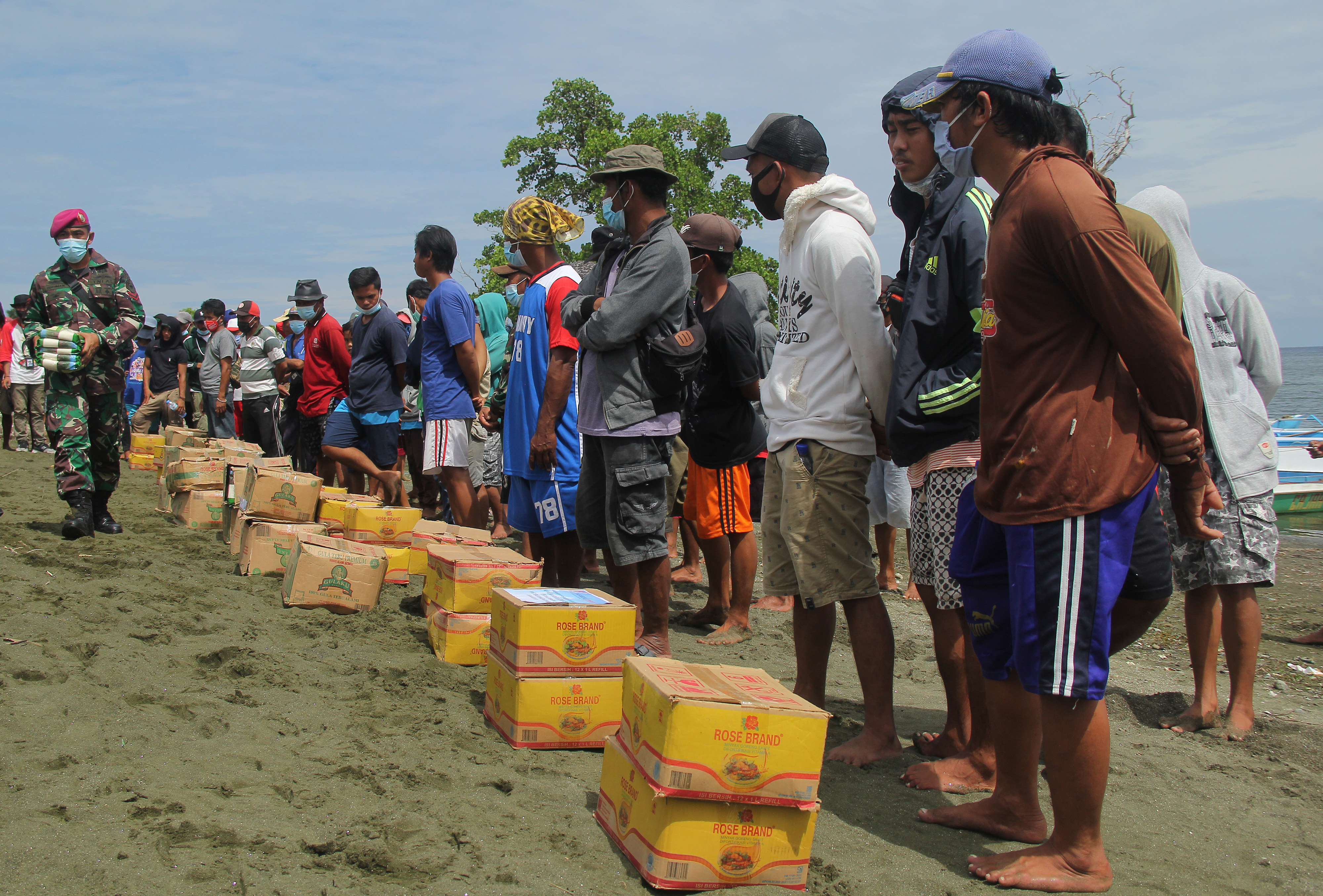 PENYALURAN LOGISTIK UNTUK NELAYAN: Sejumlah nelayan antre saat pembagian logistik di Mako Lanal Mamuju, Sulawesi Barat, Senin (25/1).