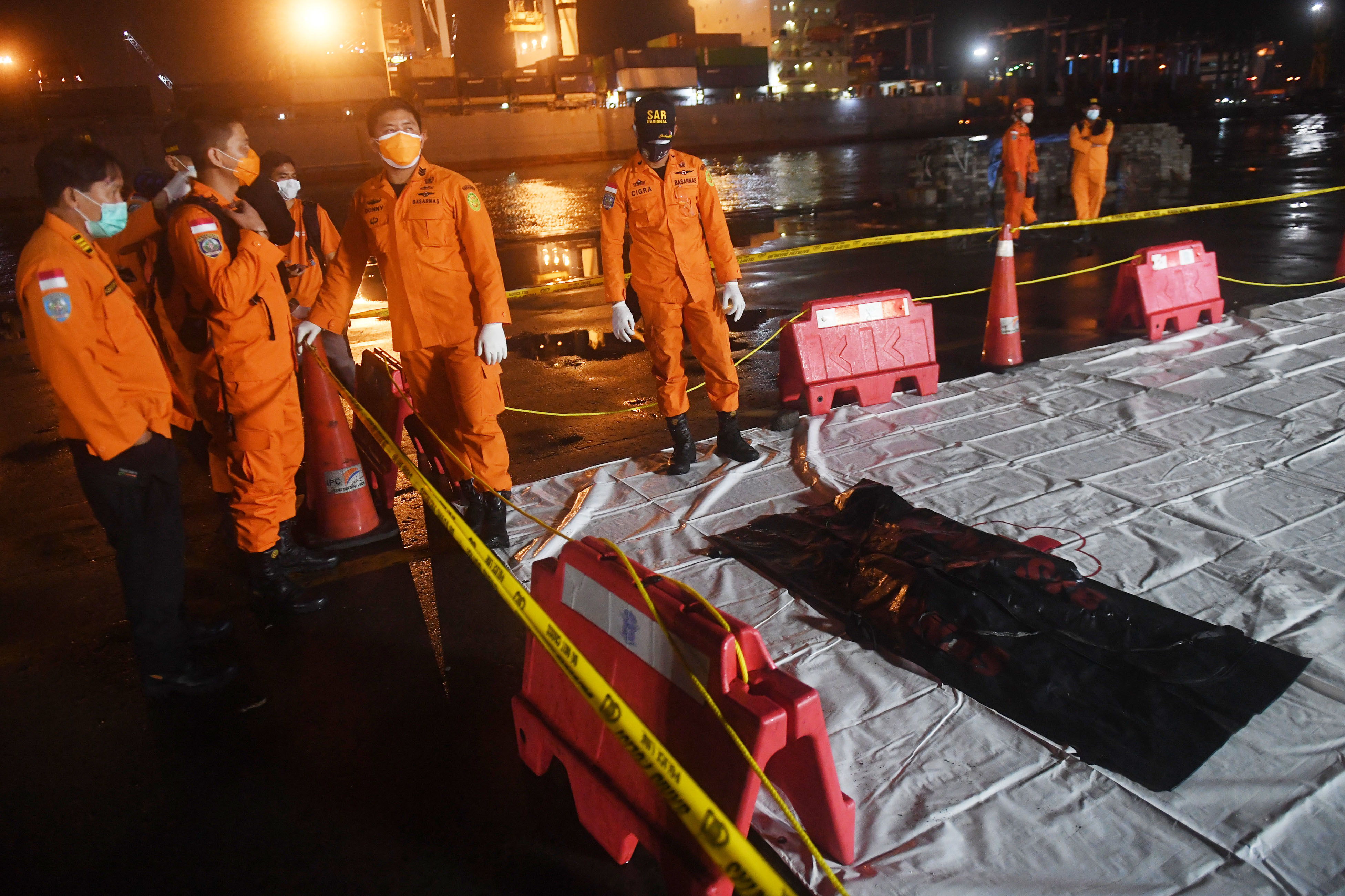 Basarnas Kumpulkan Serpihan Pesawat Sriwijaya Air SJ 182