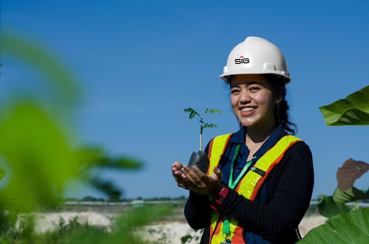 Kegiatan penanaman pohon sebagai bagian penyelamatan lingkungan.